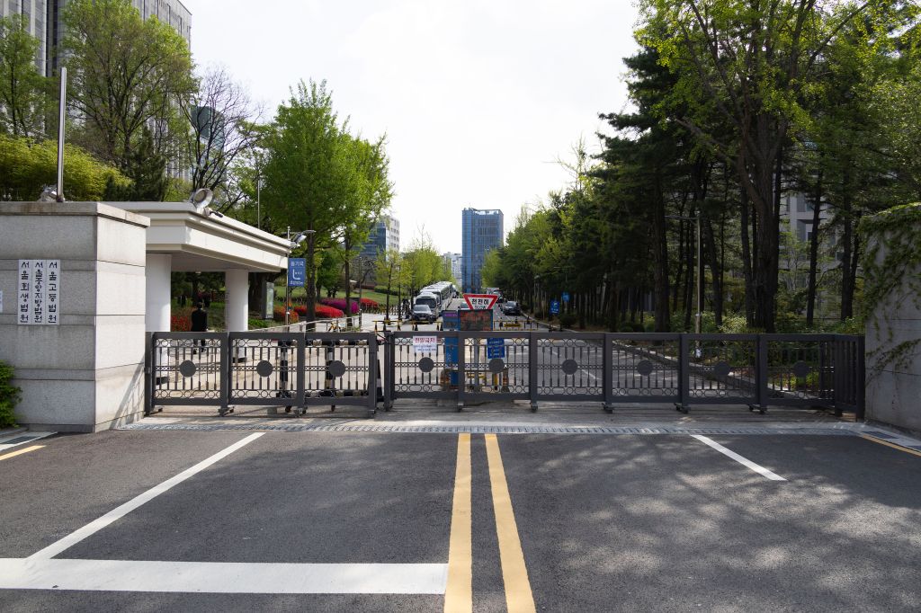 这是2025年4月21日拍摄的韩国首尔中央地方法院门口。新华社发(全休相摄)